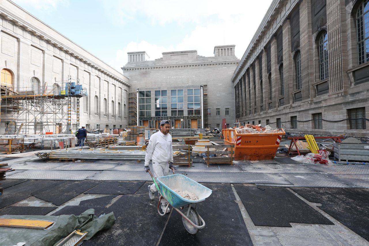 De werkzaamheden op de binnenplaats van het Pergamonmuseum in Berlijn, waardoor het museum vanaf oktober vier jaar gesloten zal zijn.