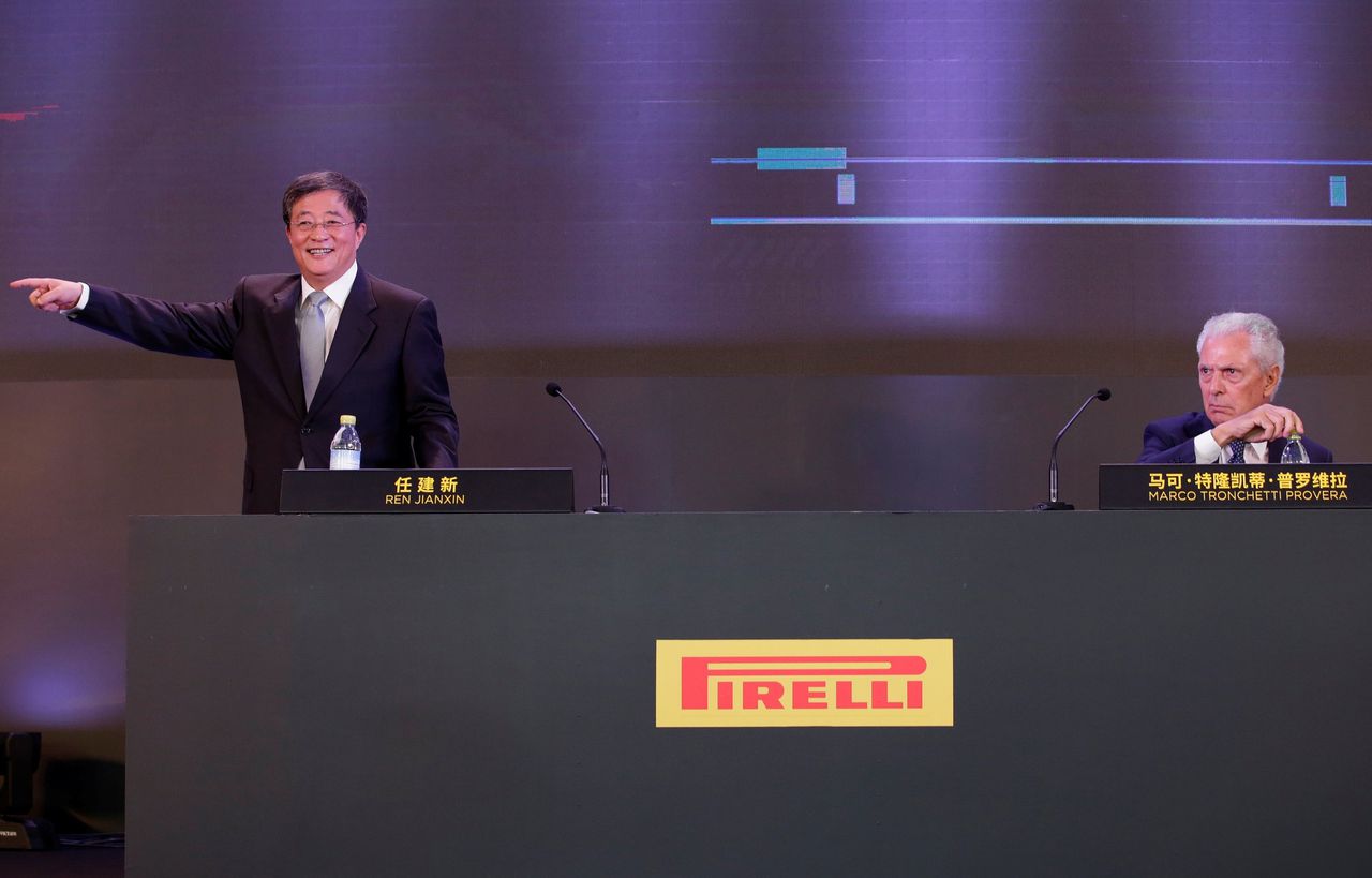 Ren Jianxin, topman van ChemChina, gaf in mei 2018 in Beijing een persconferentie samen met Marco Tronchetti Provera, het hoofd van de Italiaanse bandenproducent Pirelli.