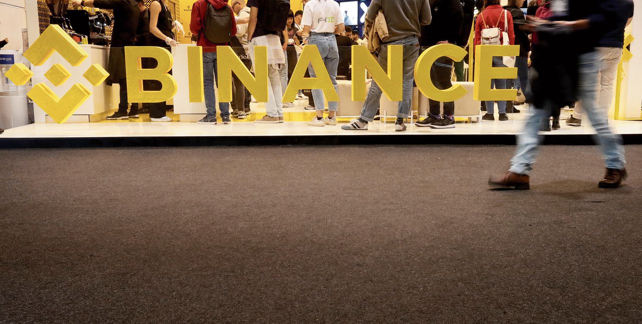 Logo van cryptoplatform Binance op een internet-conferentie in Lissabon.