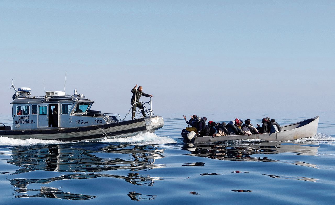 Leden van de Tunesische kustwacht proberen op 27 april migranten op zee tegen te houden bij hun poging om Italië te bereiken, bij de kustplaats Sfax.