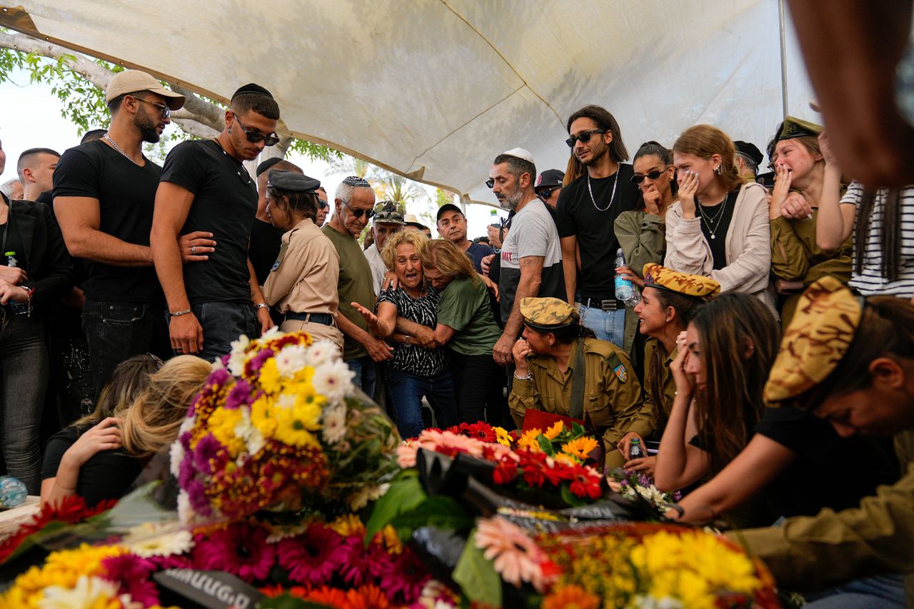 Nabestaanden rouwen zondag tijdens de begrafenis van een 19-jarige Israëlische militair die zaterdag samen met twee anderen werd doodgeschoten door een Egyptische politieman bij de grens tussen de twee landen.