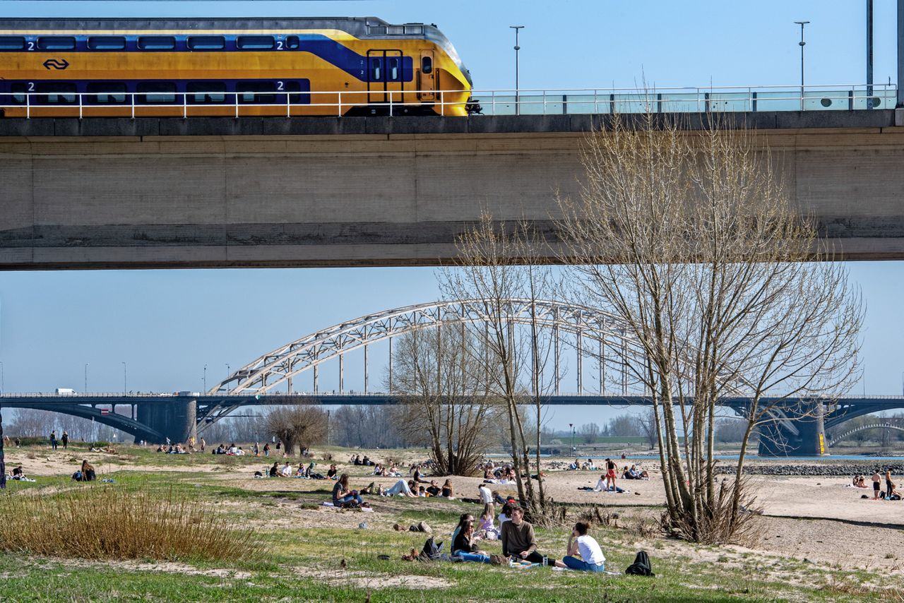 De spoorbrug over de Waal bij Nijmegen, met daarachter de Waalbrug.