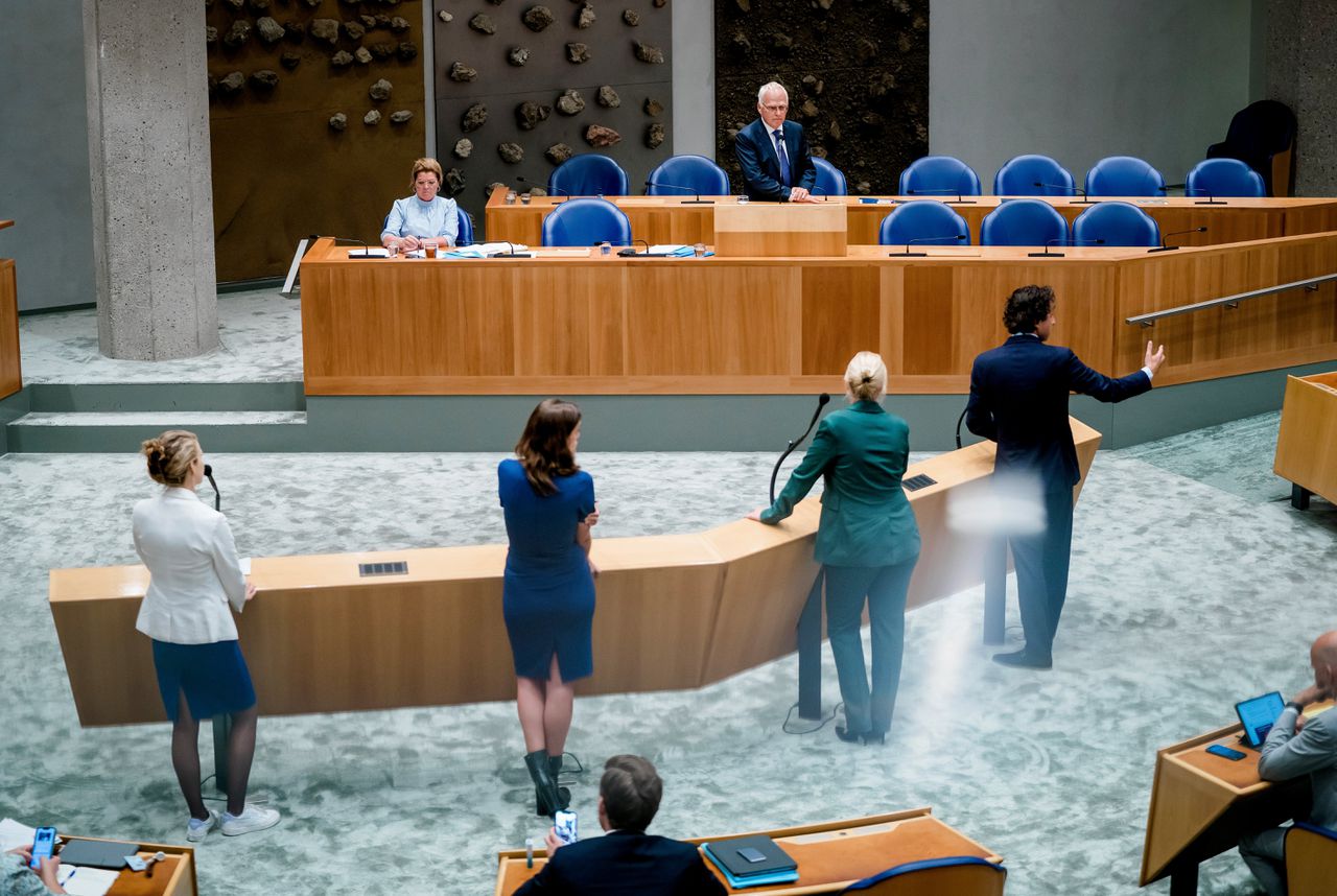 De ministers Christianne van der Wal en Piet Adema tegenover de oppositie tijdens het debat over het mislukte landbouwakkoord.