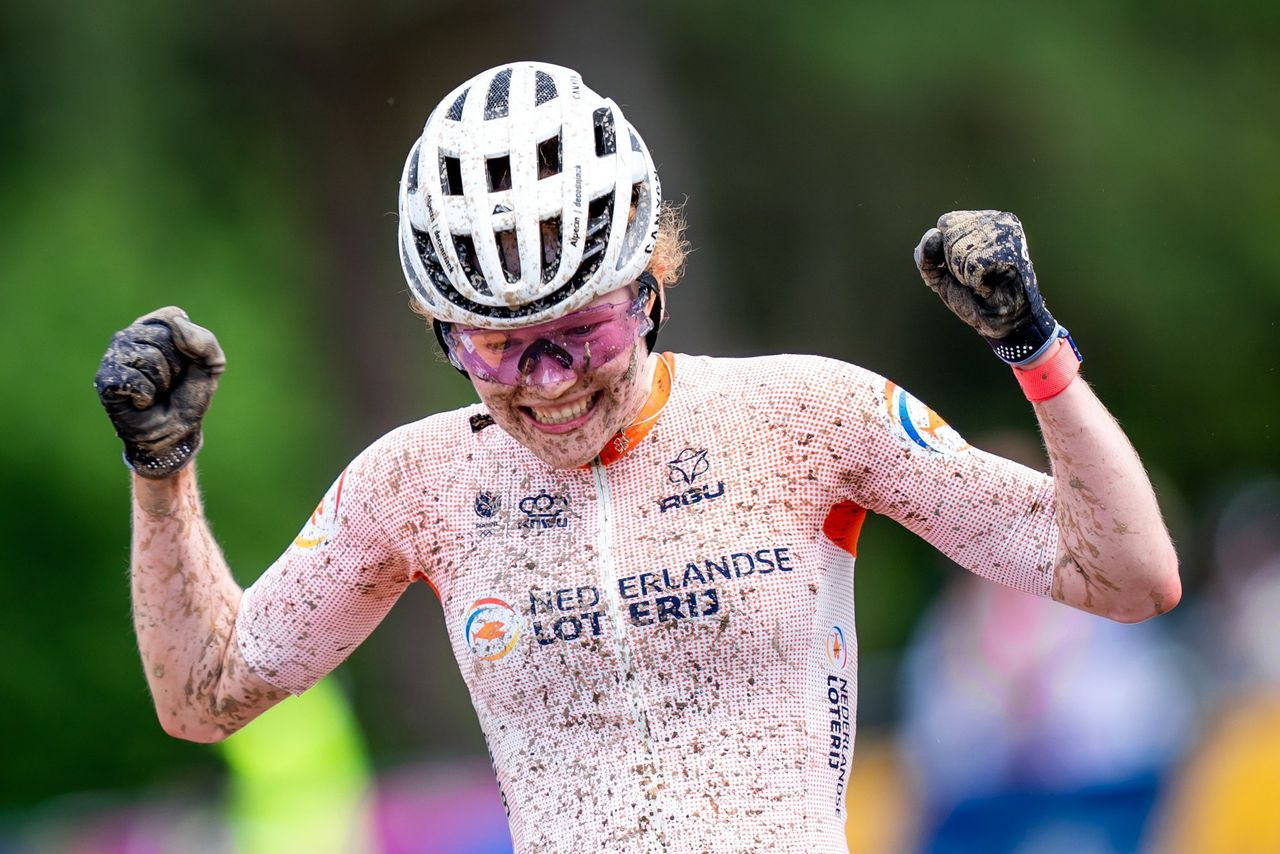 Puck Pieterse had een voorsprong van 30 seconden toen ze over de finish kwam in Polen. Genoeg tijd om haar winst te vieren.