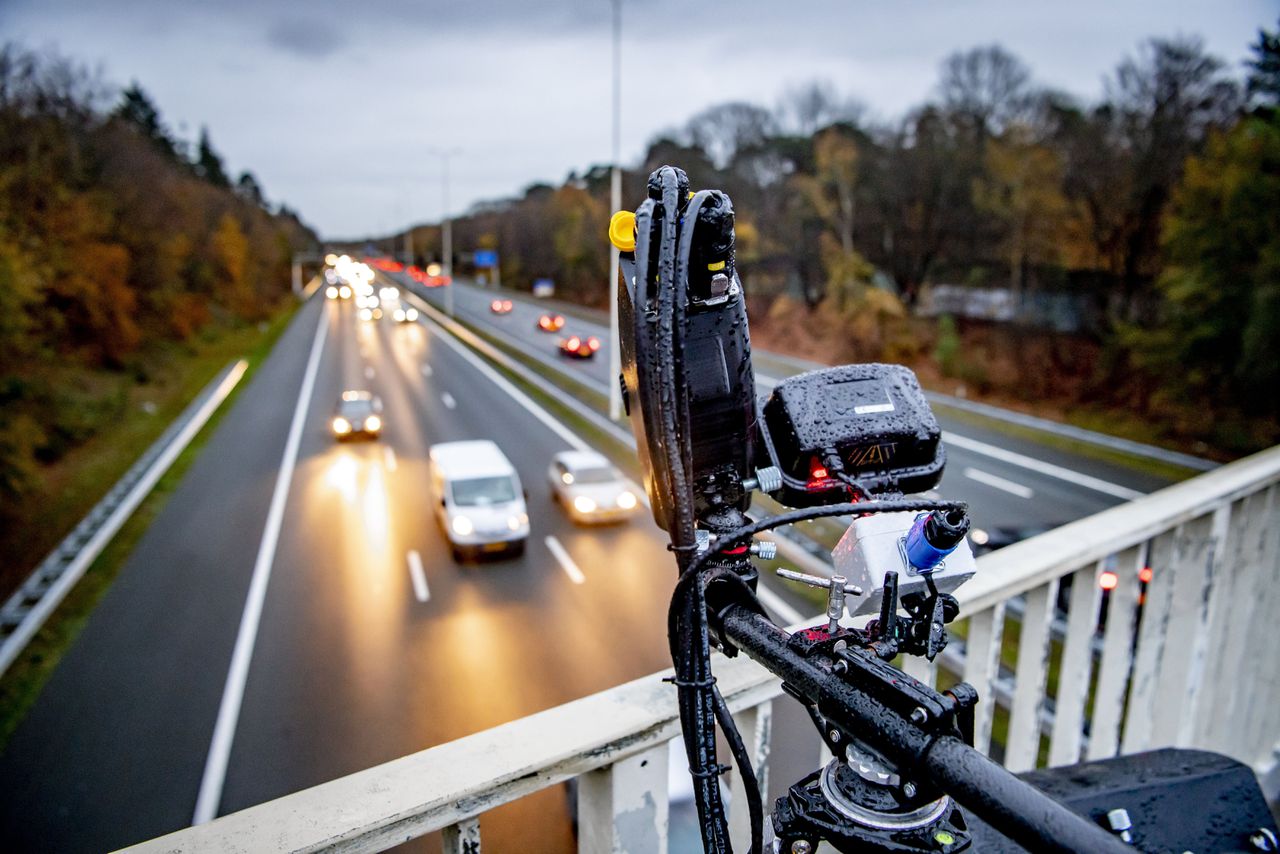 Slimme camera’s langs de A28. Automobilisten die een telefoon vasthouden worden door het systeem automatisch geregistreerd en gefotografeerd. De foto wordt direct doorgestuurd naar het Centraal Justitieel Incassobureau.