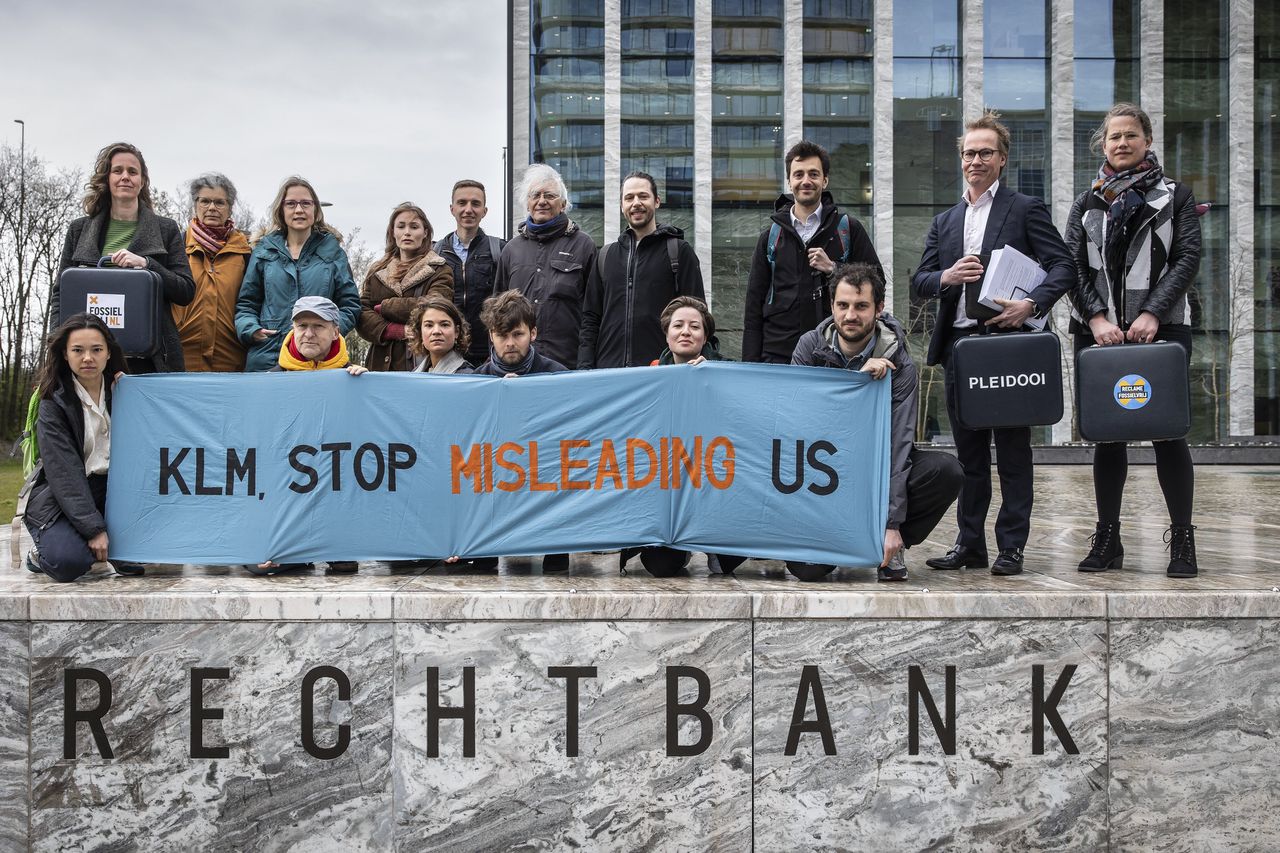 Activisten van Fossielvrij NL voorafgaand aan de eerste zitting.