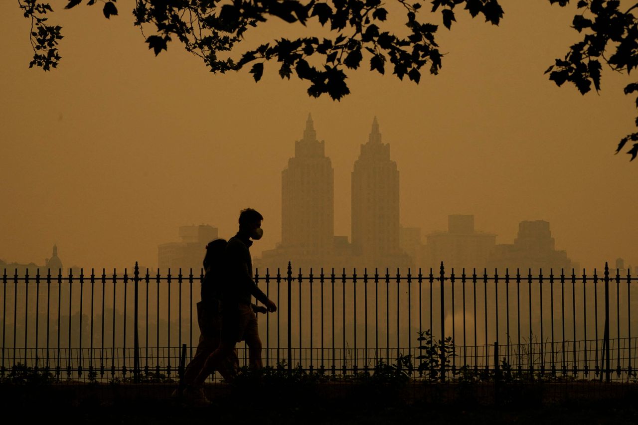 New York deelt donderdag ruim een miljoen gratis maskers uit en adviseert inwoners zoveel mogelijk binnen te blijven.