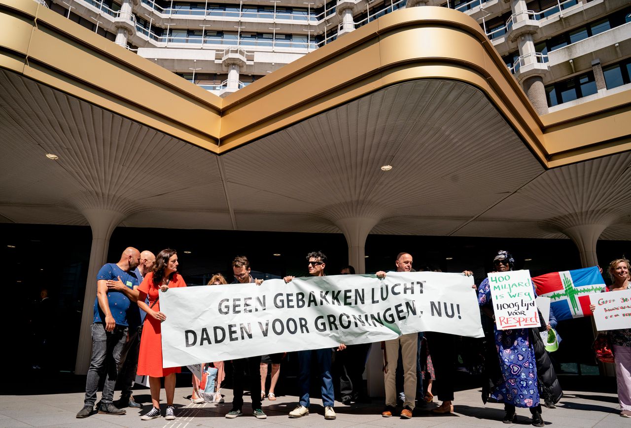 Een groep Groningers is woensdag per bus naar Den Haag gekomen om het debat over het rapport van de parlementaire enquête bij te wonen.