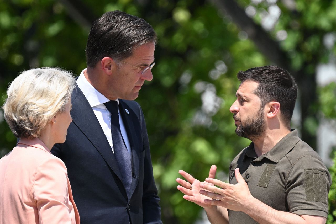 EU-commissievoorzitter Ursula von der Leyen (links) met premier Mark Rutte en de Oekraïense president Volodymyr Zelensky in Moldavië.