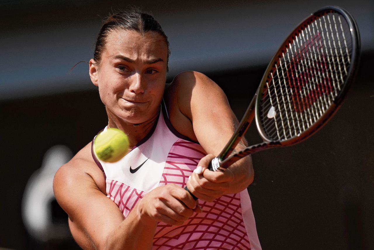 Aryna Sabalenka slaat een backhand in de halve finale van Roland Garros tegen Karolína Muchová.