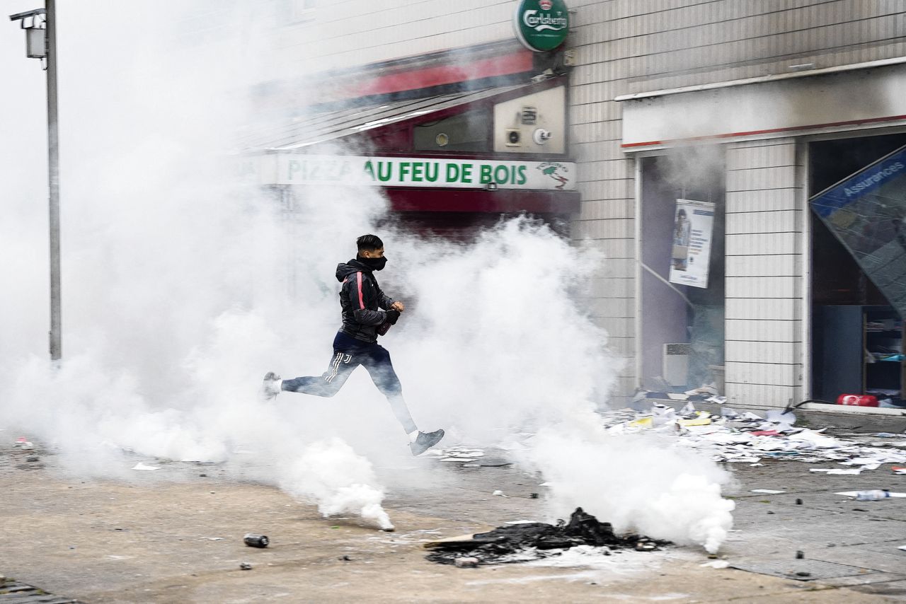 Traangas vrijdagochtend in de Parijse buitenwijk Nanterre.