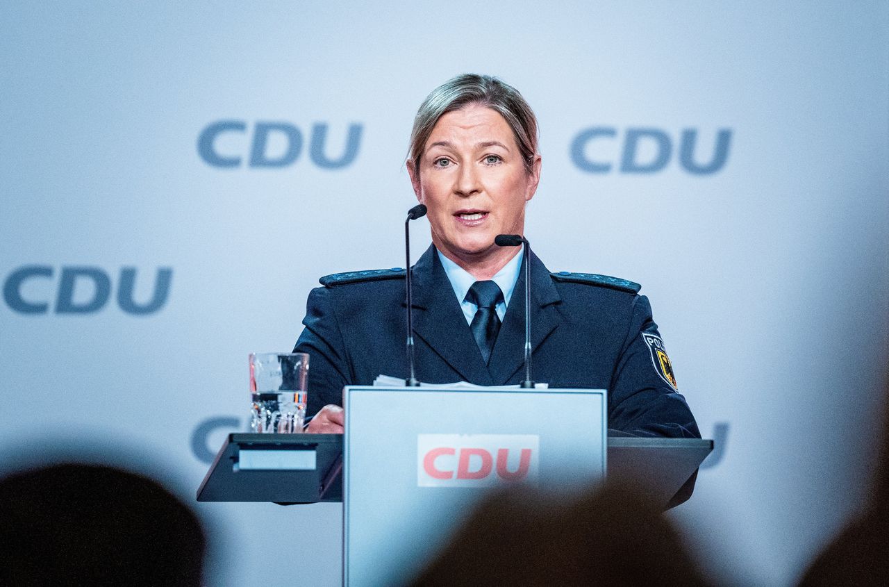 Olympisch schaatskampioen Claudia Pechstein spreekt in haar politie-uniform op het CDU-partijcongres.