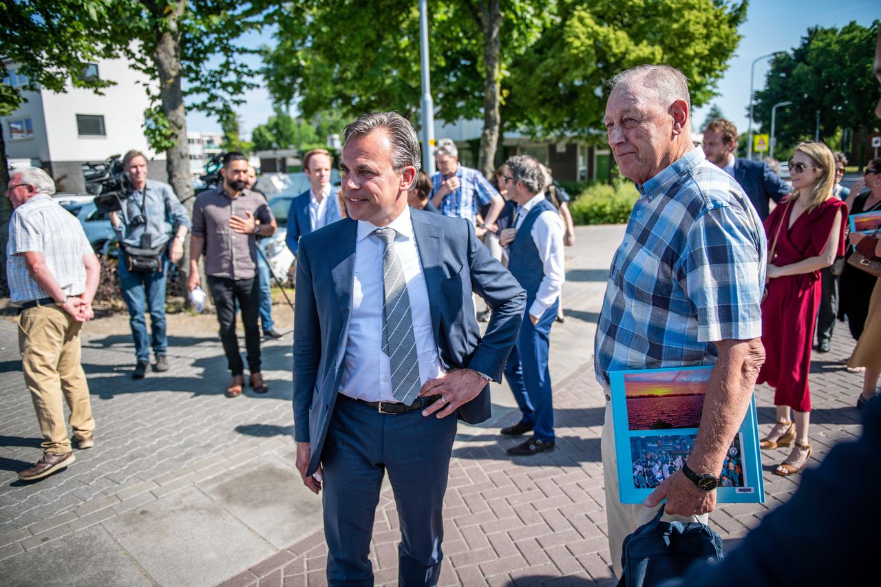 Minister Mark Harbers (Infrastructuur en Waterstaat) in gesprek met bewoners van Rijsenhout voorafgaand aan een informatiebijeenkomst over het afblazen van de Tweede Kaagbaan op luchthaven Schiphol.