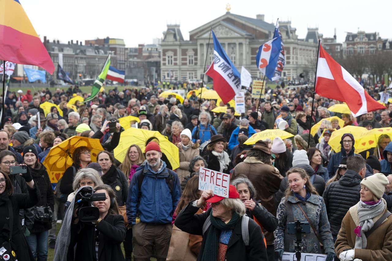 Coronasceptische demonstranten op het Museumplein in Amsterdam, in maart 2022.