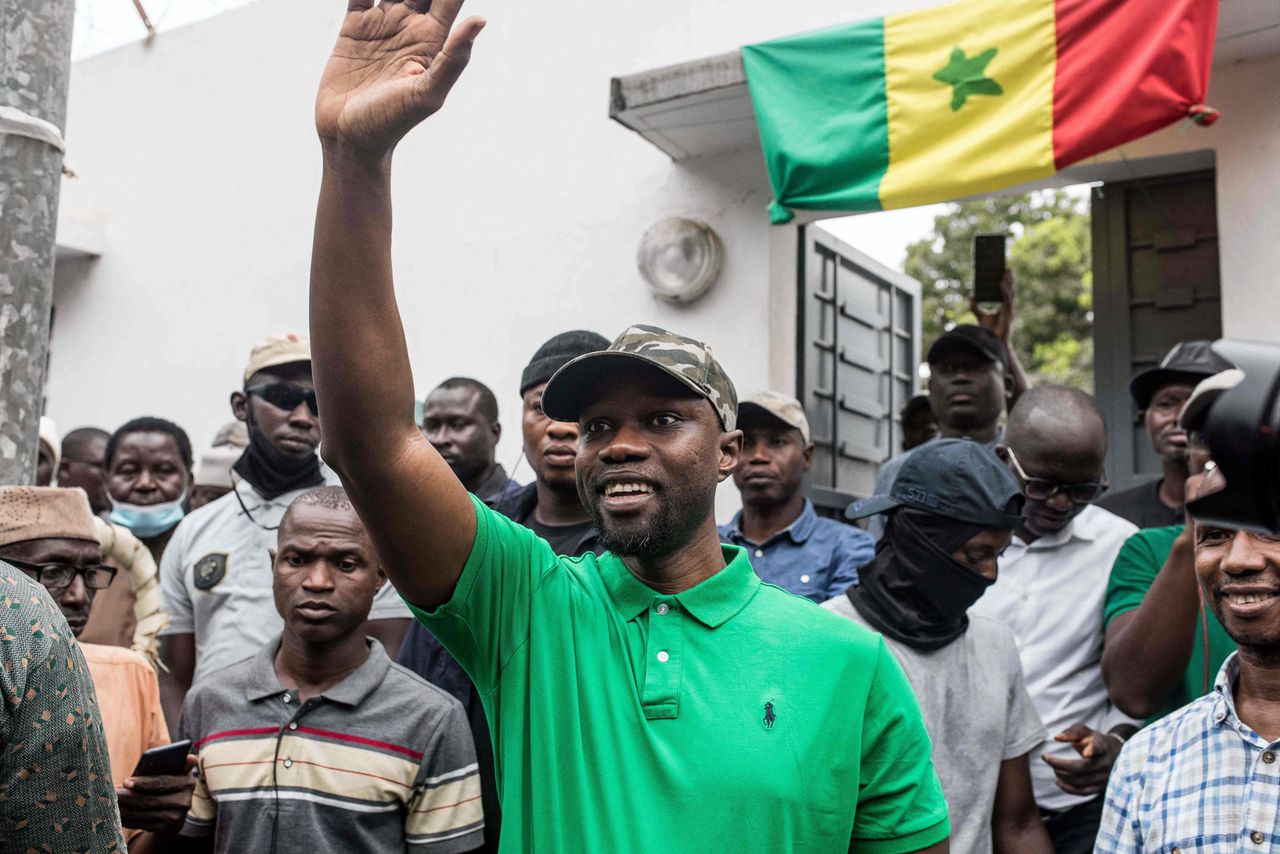 Oppositieleider Ousmane Sonko spreekt van een complot van president Macky Sall om hem uit de race voor het presidentschap in 2024 te houden.