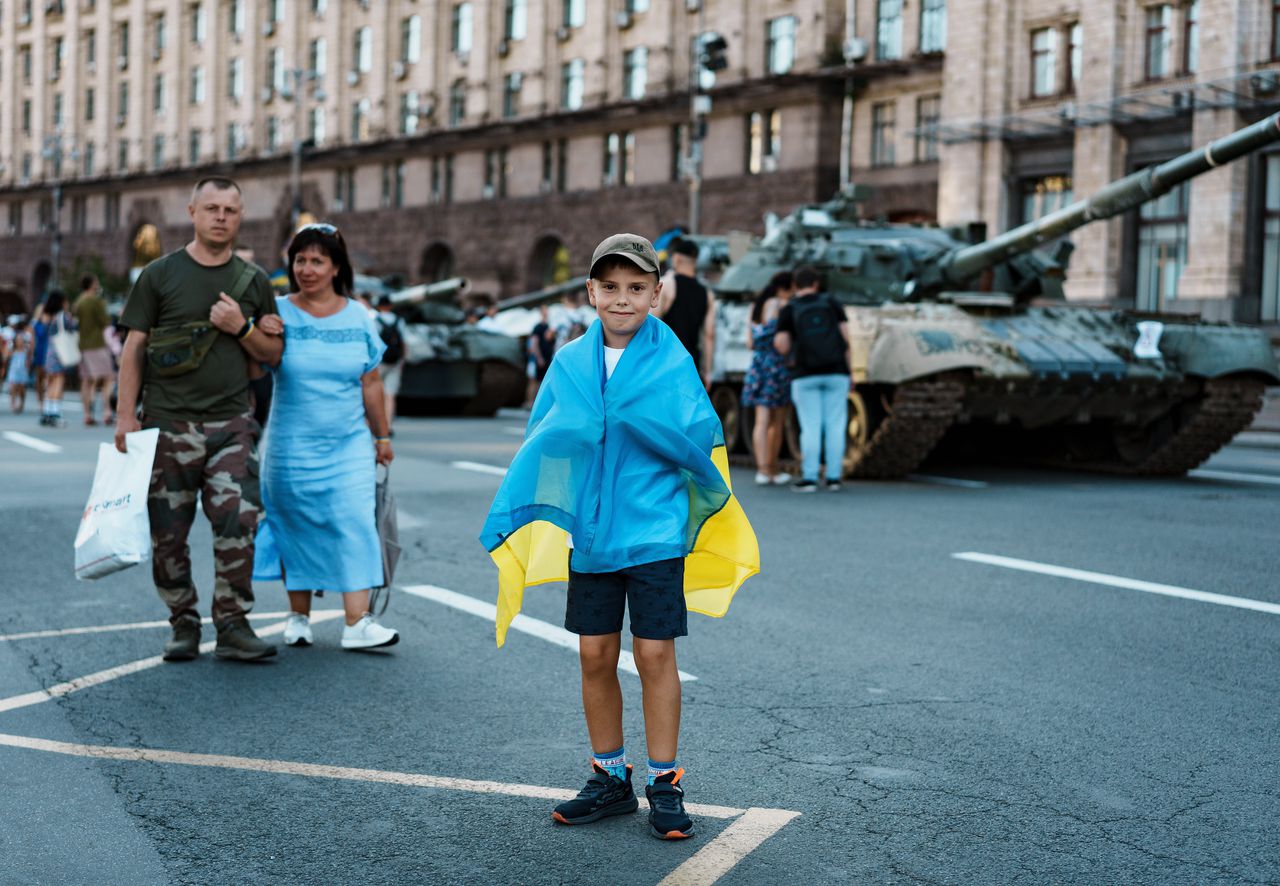 Oekraïners op de Chresjtsjatyk in Kyiv voor buitgemaakte Russische tanks.