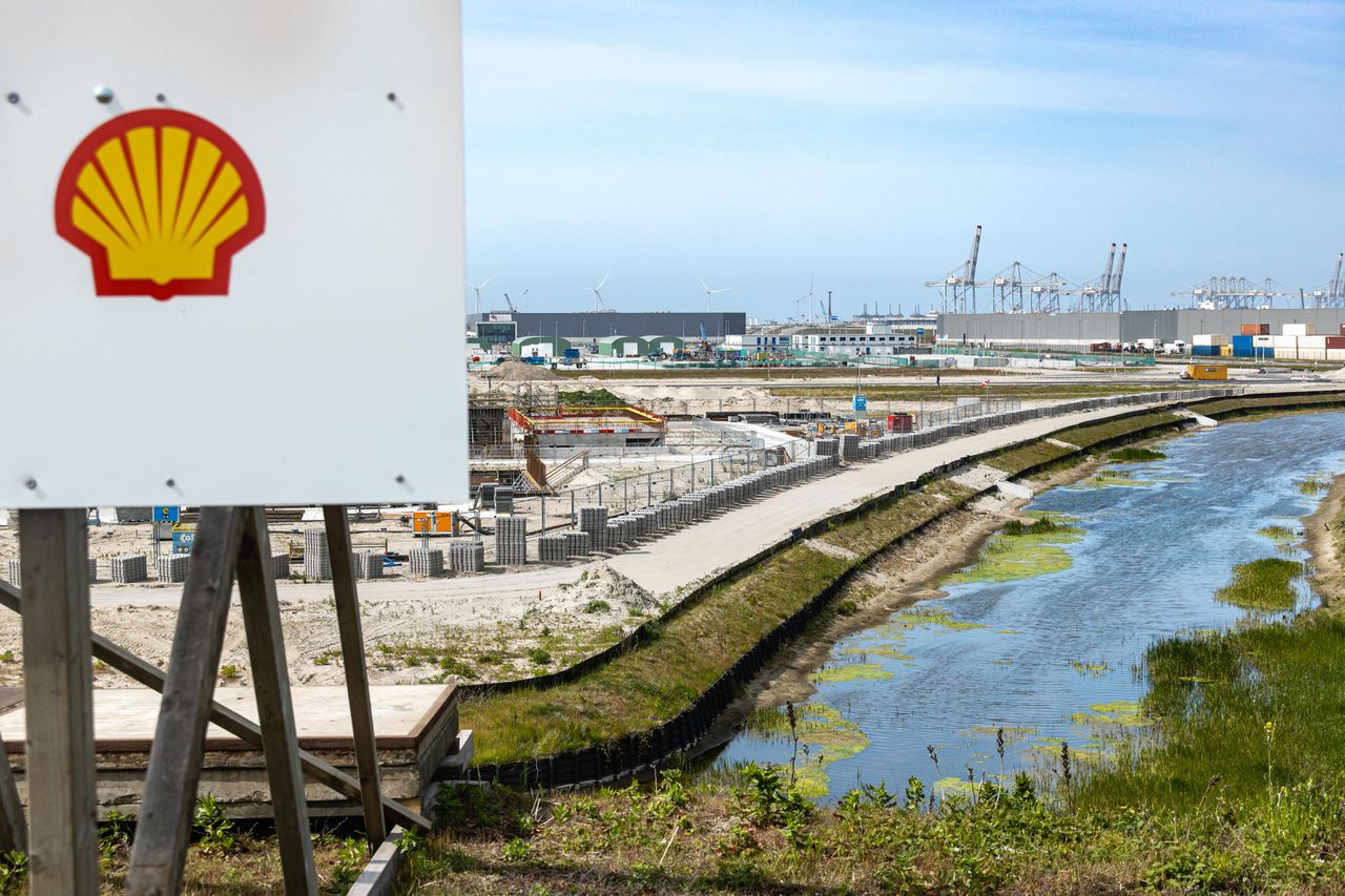 Bouwterrein op Tweede Maasvlakte waar Shell is gestart met het bouwen van een waterstoffabriek.