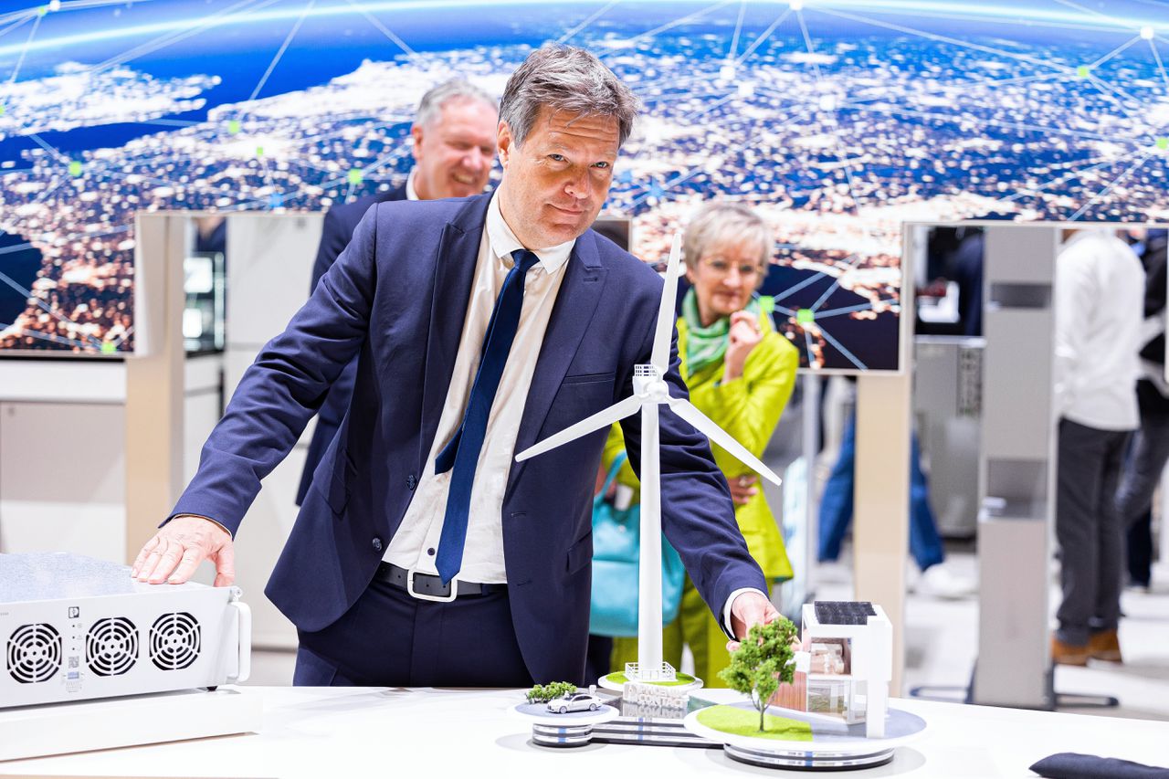 De Duitse minister van Economie en Klimaat Robert Habeck (Groenen) op industriebeurs in Hannover, april 2023.