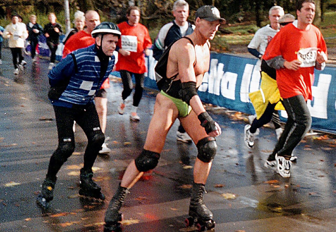 ‘Stringskater’ Henri Pronker bij de marathon van Amsterdam in 1998.