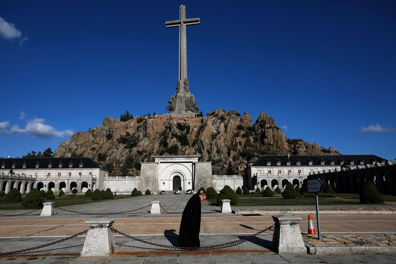 In het voormalige mausoleum van Franco, net buiten Madrid, liggen tienduizenden Spanjaarden die omkwamen in de Spaanse Burgeroorlog.