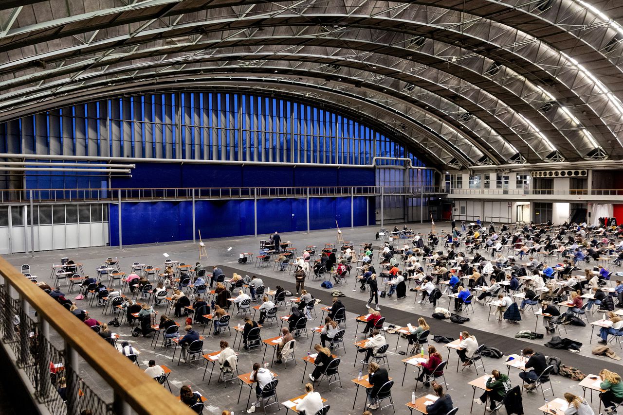 Studenten van de Vrije Universiteit Amsterdam maken een tentamen.