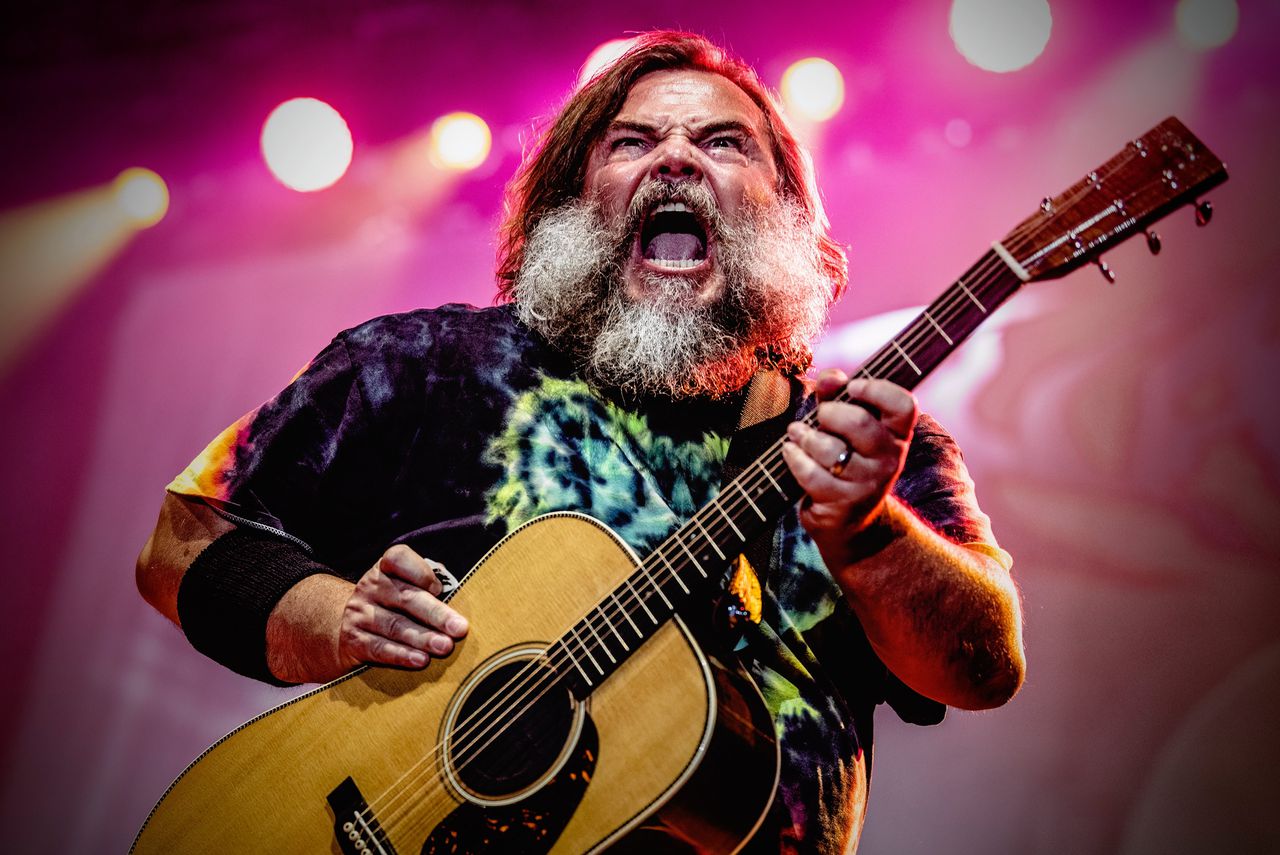 Jack Black van Tenacious D tijdens hun optreden in de Rotterdamse Ahoy.