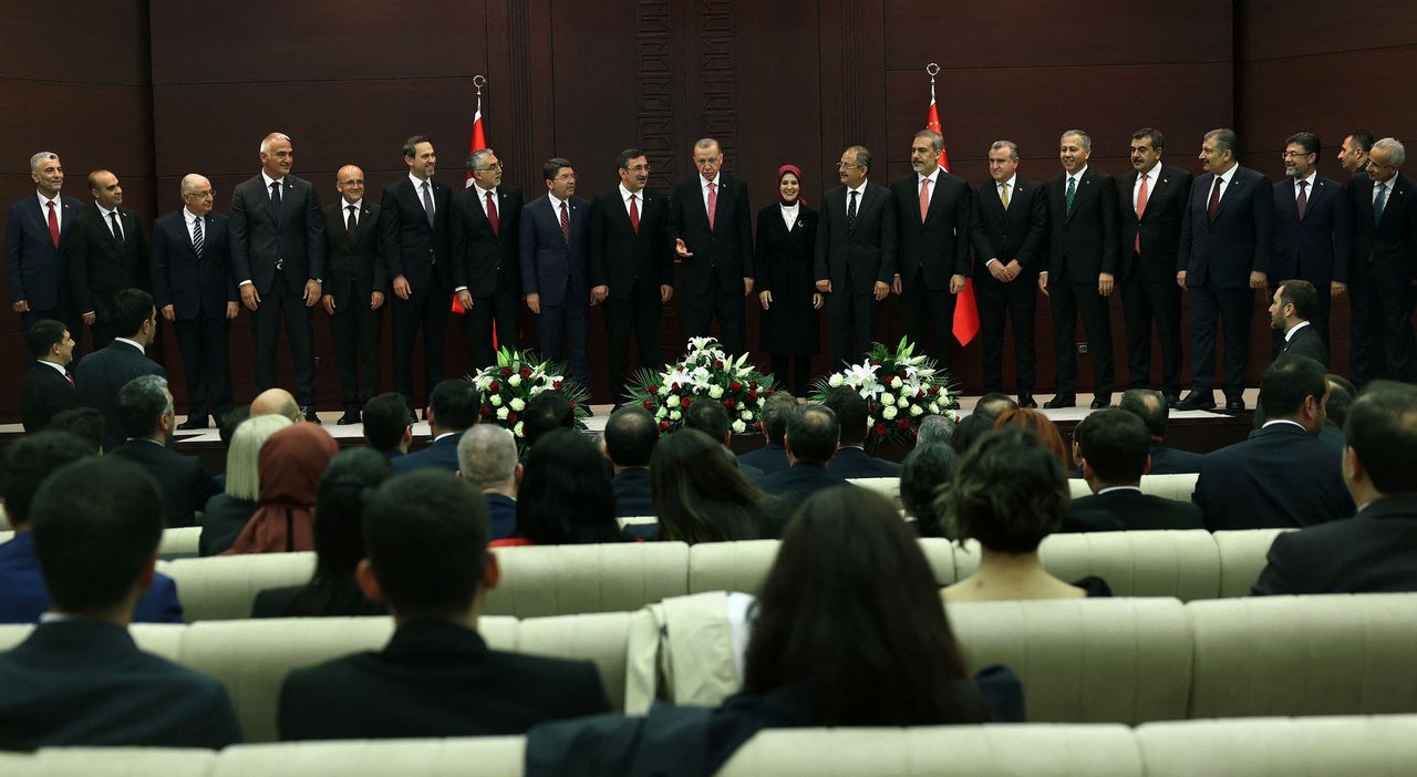 De Turkse president Recep Tayyip Erdogan (midden) zaterdag bij de presentatie van zijn nieuwe kabinet, met onder meer minister van Defensie Yasar Güler (derde van links), minister van Financiën Mehmet Simsek (vijfde van links), minister van Buitenlandse Zaken Hakan Fidan (zevende van rechts) en minister van Binnenlandse Zaken Ali Yerlikaya (vijfde van rechts).