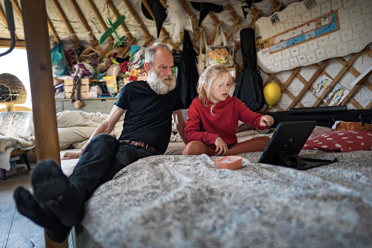 Stiefvader Huub van Eijndhoven helpt dochter Sarah (10) met haar Franse woordjes.