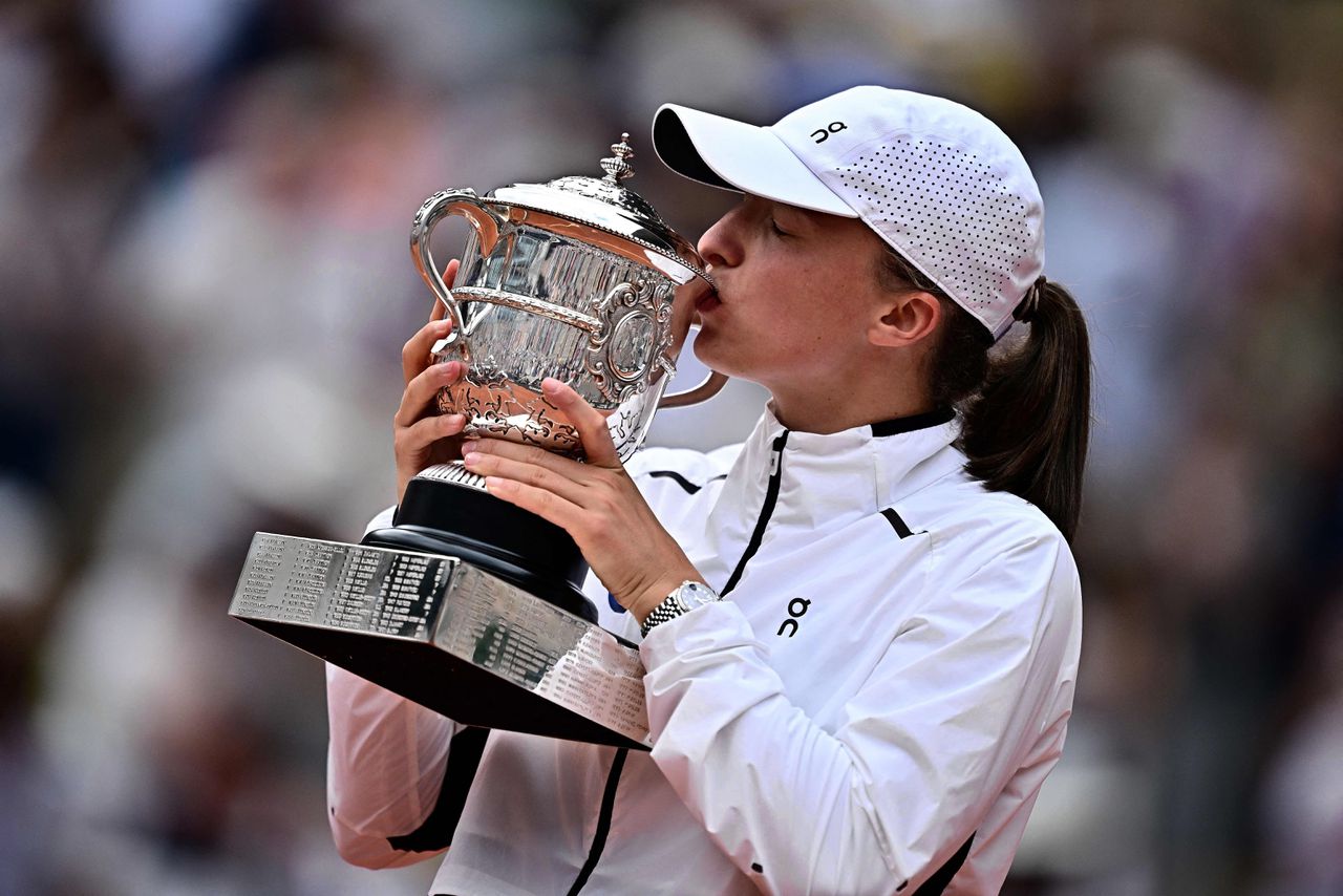 De Poolse Iga Swiatek kust de Coupe Suzanne-Lenglen na haar overwinning zege in de finale van Roland Garros op Karolína Muchová uit Tsjechië.