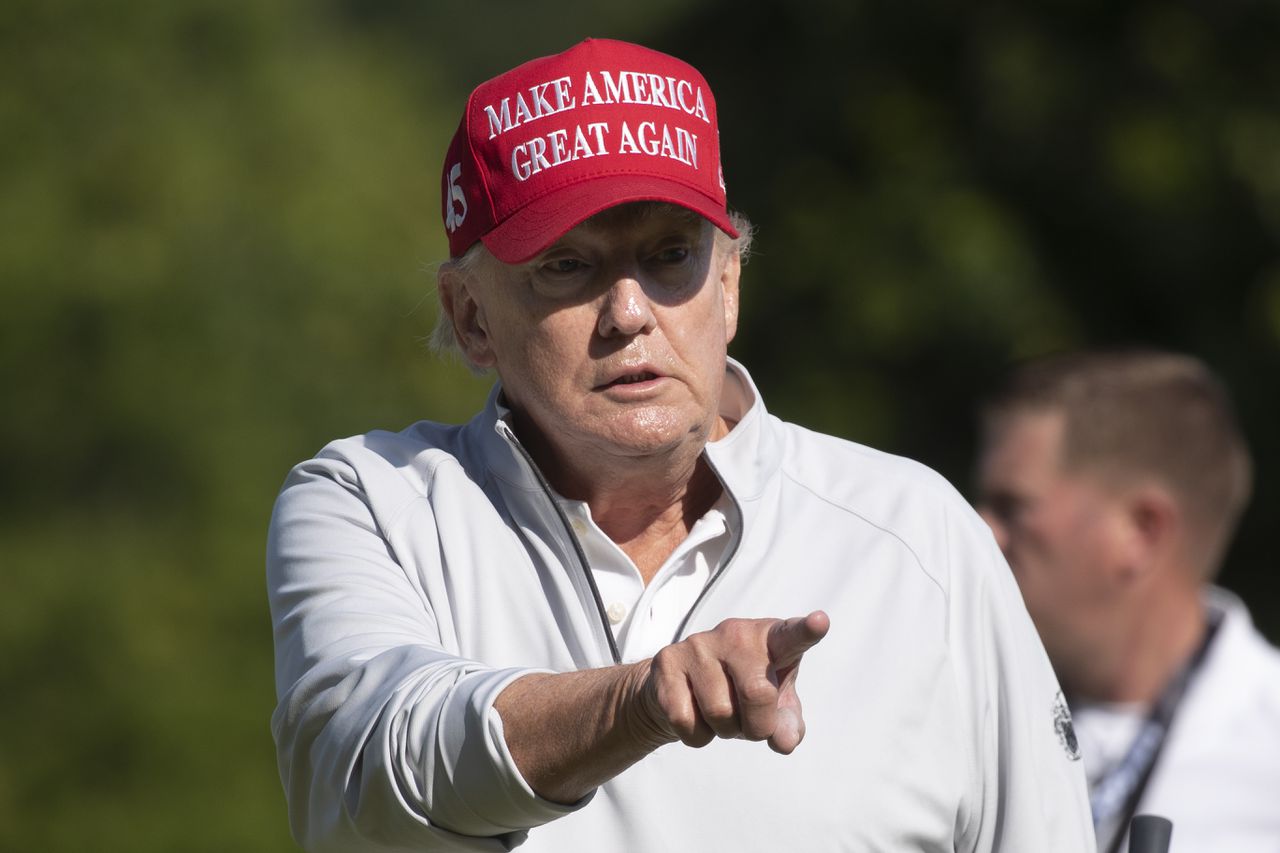 Donald Trump eerder dit jaar tijdens een golftoernooi op zijn golfclub in Virginia.