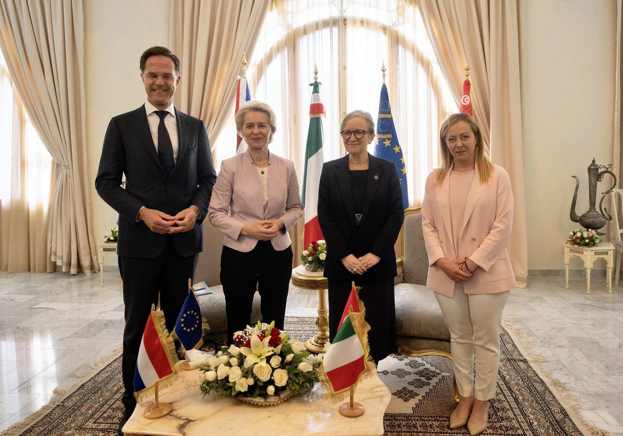 Premier Rutte, Commissievoorzitter Ursula von der Leyen, de Tunesische premier Najla Bouden en de Italiaanse premier Giorgia Meloni zondag in Tunis.