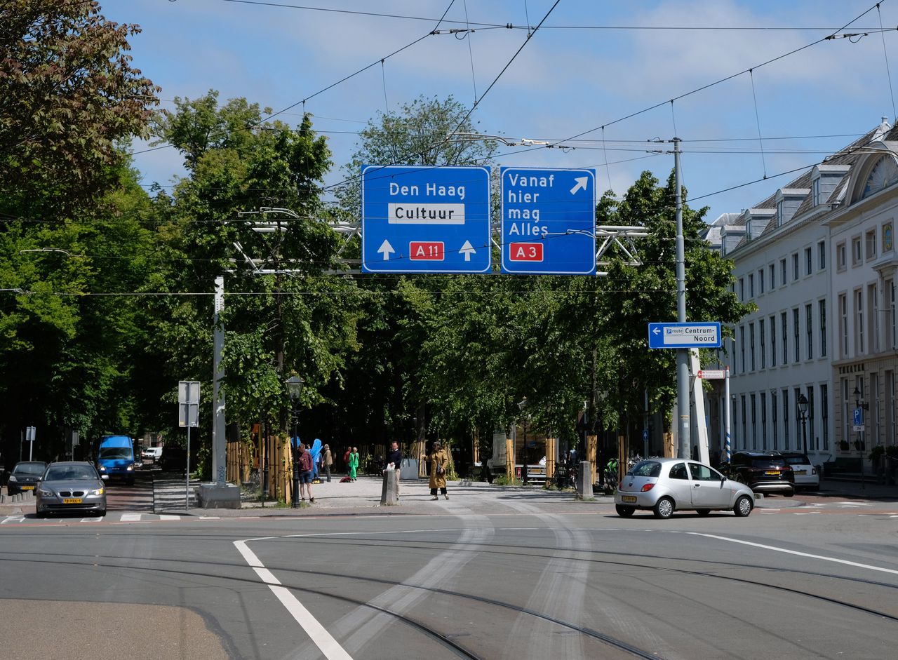 De verkeersborden ‘Den Haag cultuur’ en ‘Vanaf hier mag alles’ zijn de bijdrage van kunstenaar Zeger Reyers aan de openluchtexpositie ‘Voorhout Monumentaal 2023’.