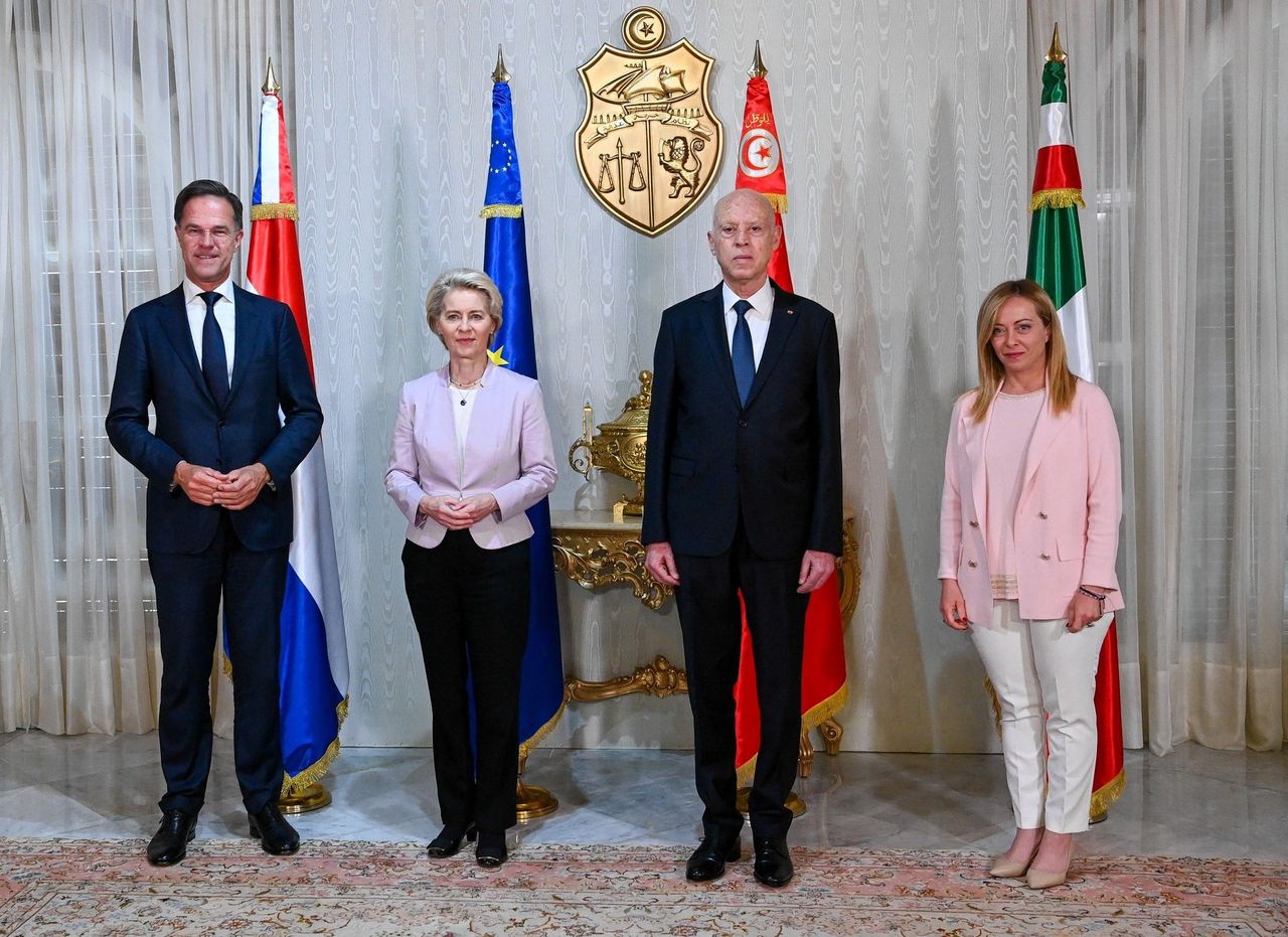 Premier Mark Rutte, voorzitter van de Europese Commissie, Ursula von der Leyen, president van Tunesië Kais Saied en de Italiaanse premier Giorgia Meloni.