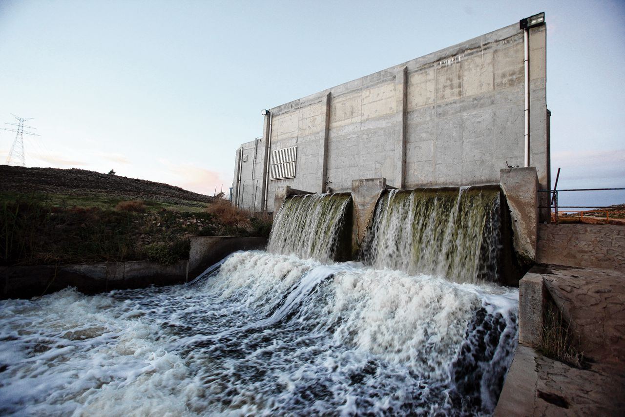 Zuivering van het afvalwater uit de hoofdstad is een van de manieren waarop Jordanië zijn watertekort aanpakt. Bij Zarqa, ten noordoosten van Amman, stroomt het gezuiverde water een rivier in.