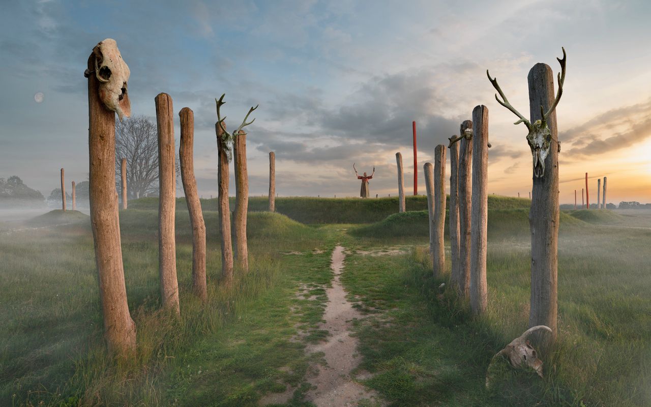 Impressie van een met palen afgezette weg die wellicht voor processies werd gebruikt.