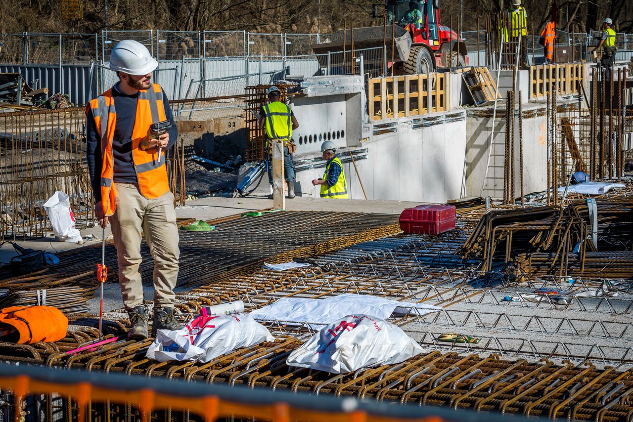 Vooral in de detailhandel en de bouwsector moeten Nederlandse werkgevers de oplossing vaker bij buitenlandse werkkrachten zoeken, vindt het UWV.