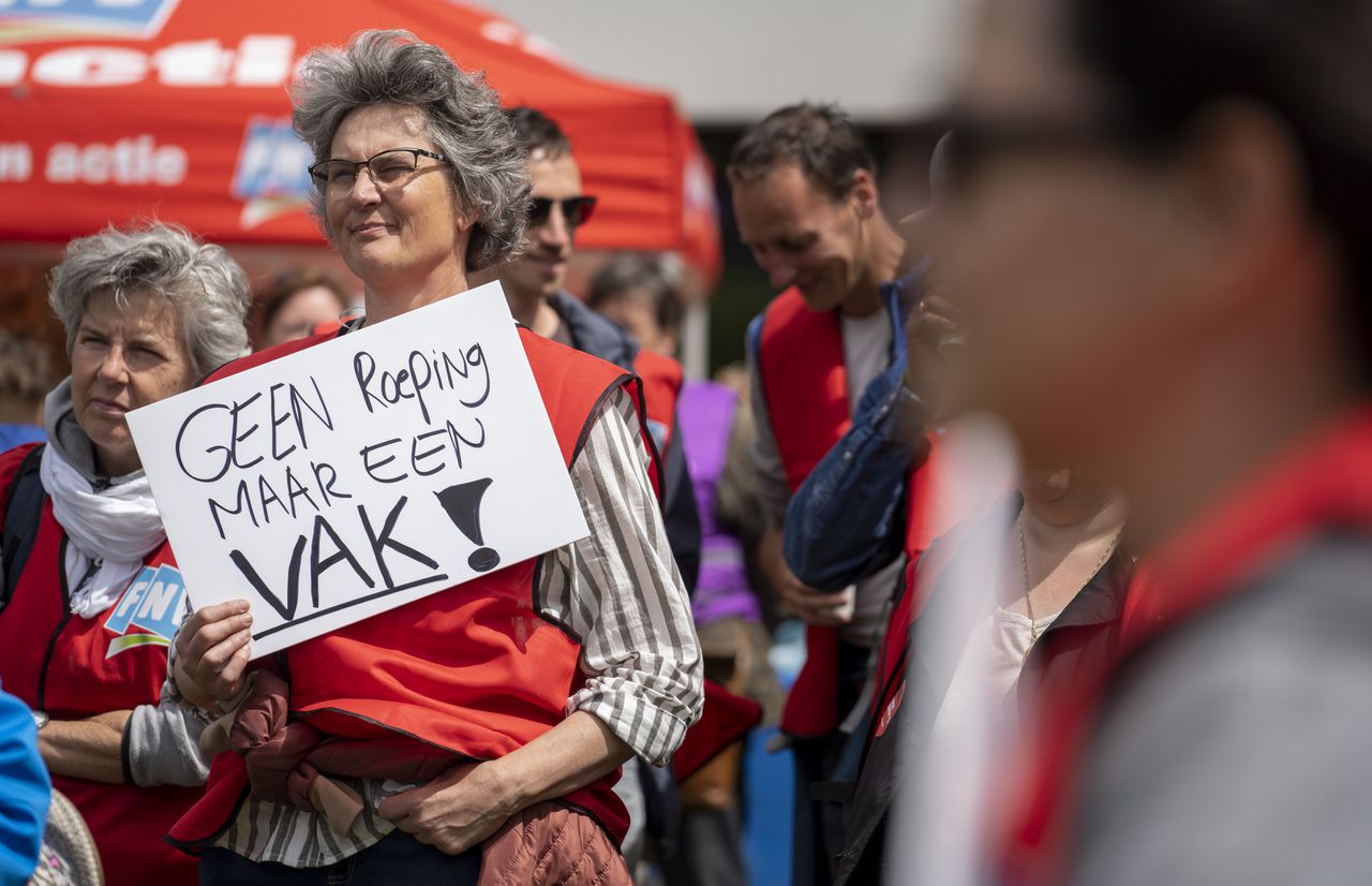 Werknemers van onder meer de gehandicaptenzorg tijdens een protestactie eerder dit jaar.