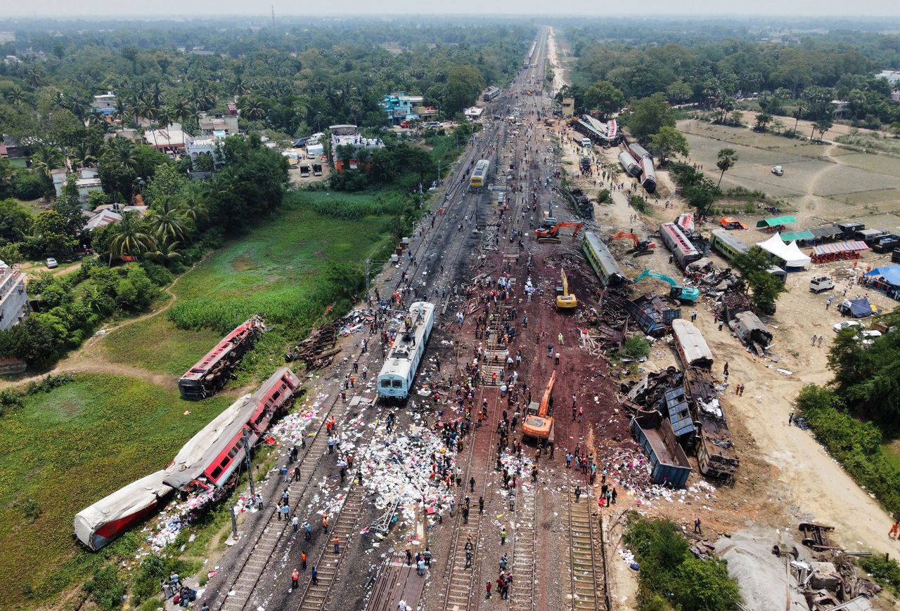 Een luchtfoto van de plek in de Indiase deelstaat Odisha waar vrijdagavond een groot treinongeluk plaatsvond.