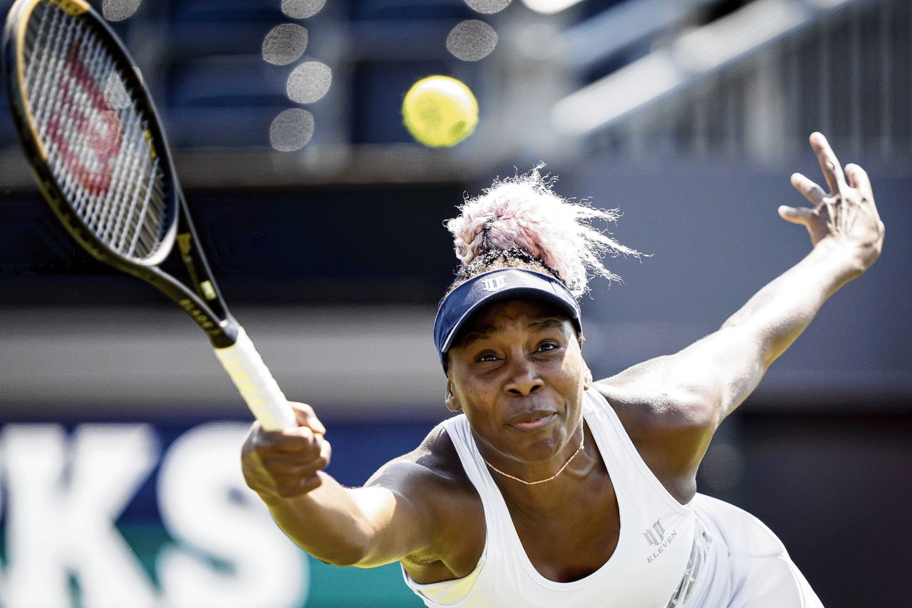 Venus Williams in actie tegen Celine Naef op de tweede dag van het Libéma Open tennistoernooi in Rosmalen.