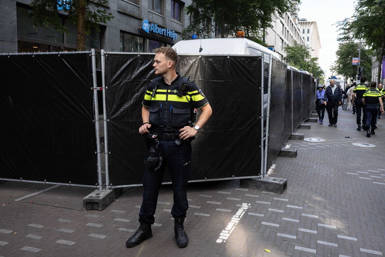 Een politieagent bij de Albert Heijn op de Turfmarkt in Den Haag na een fatale steekpartij dinsdag.