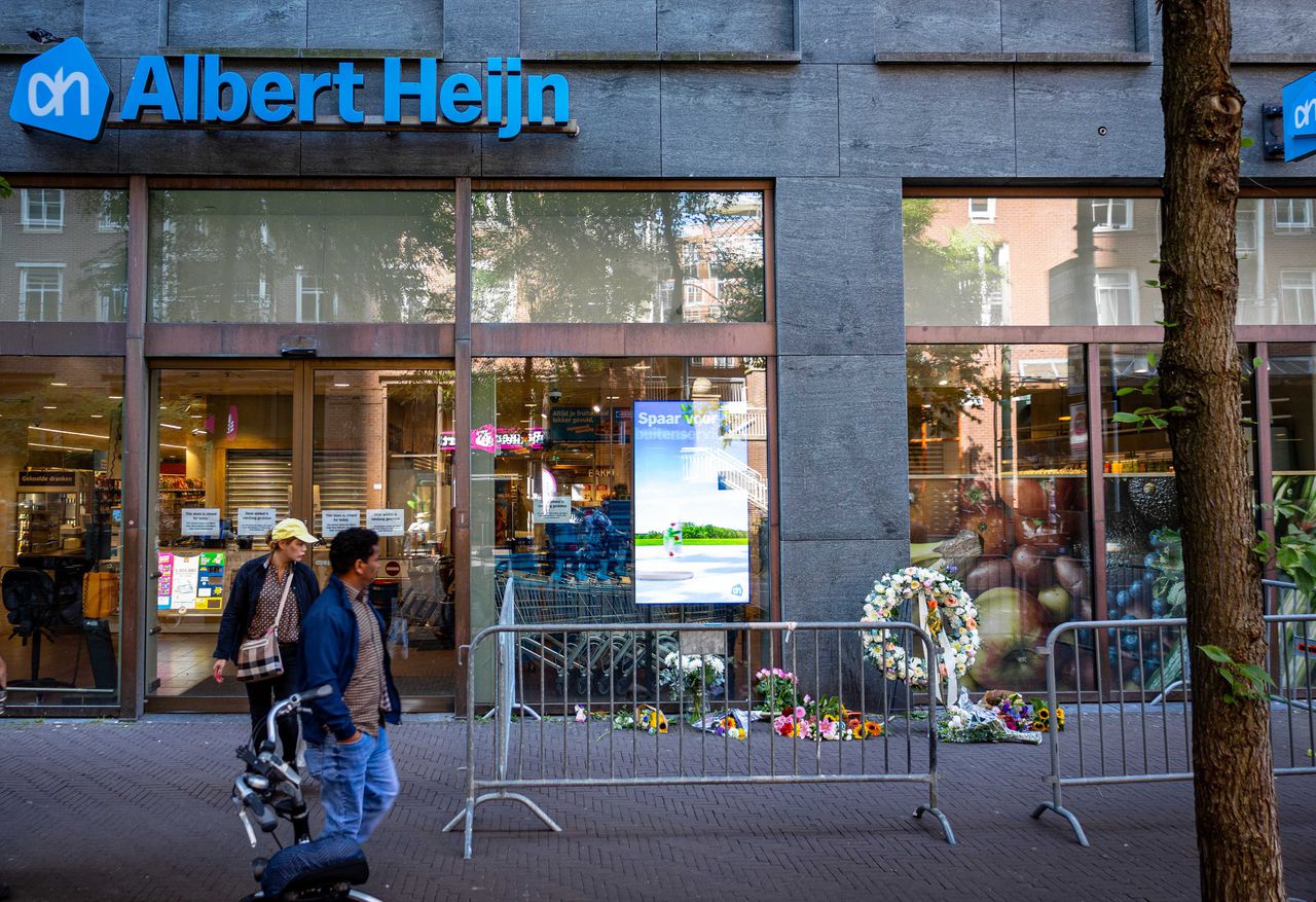 Bloemen voor de Albert Heijn in Den Haag waar dinsdag een 36-jarige medewerkster werd doodgestoken.