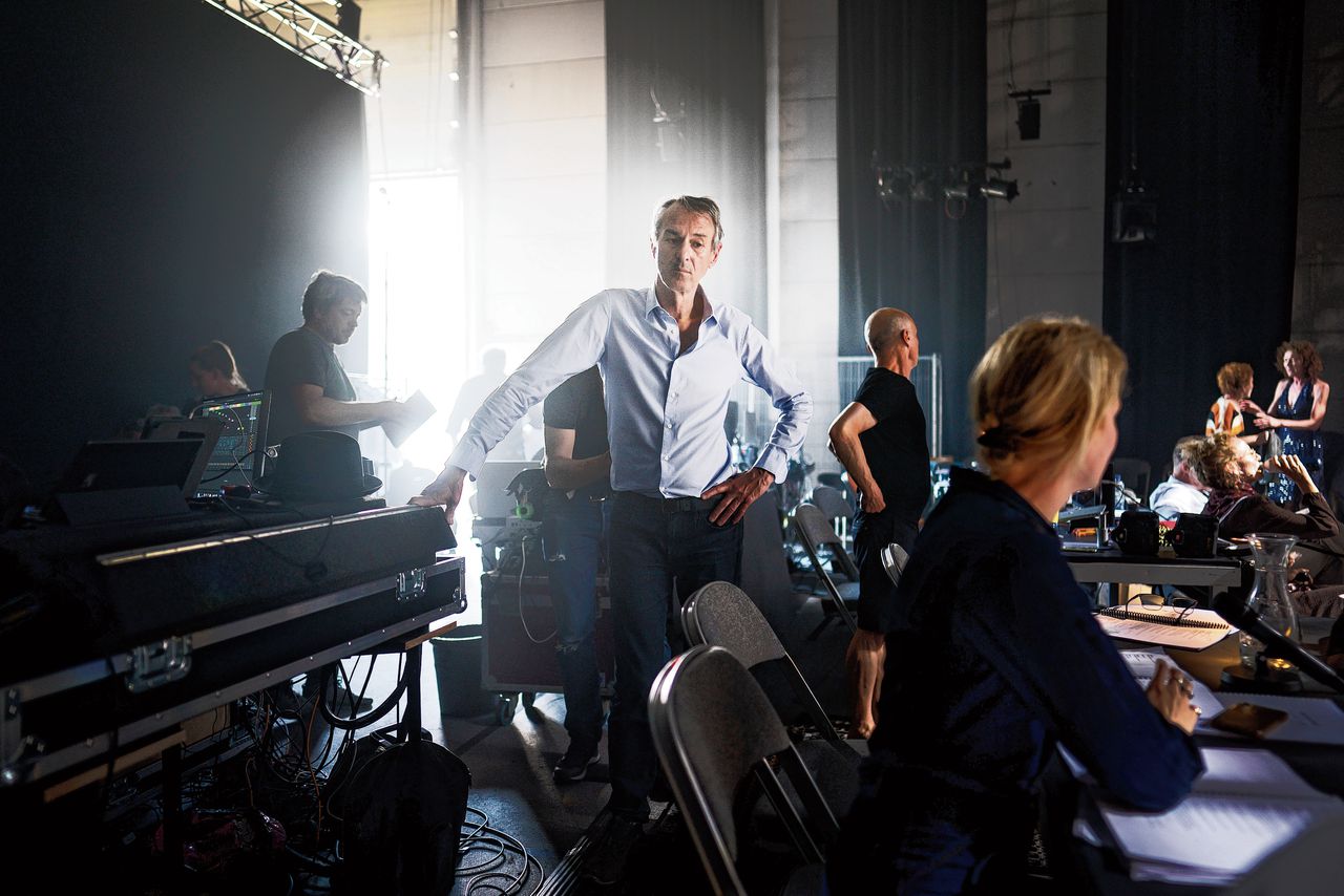 Ivo van Hove (in het blauw) als regisseur van Age of Rage.