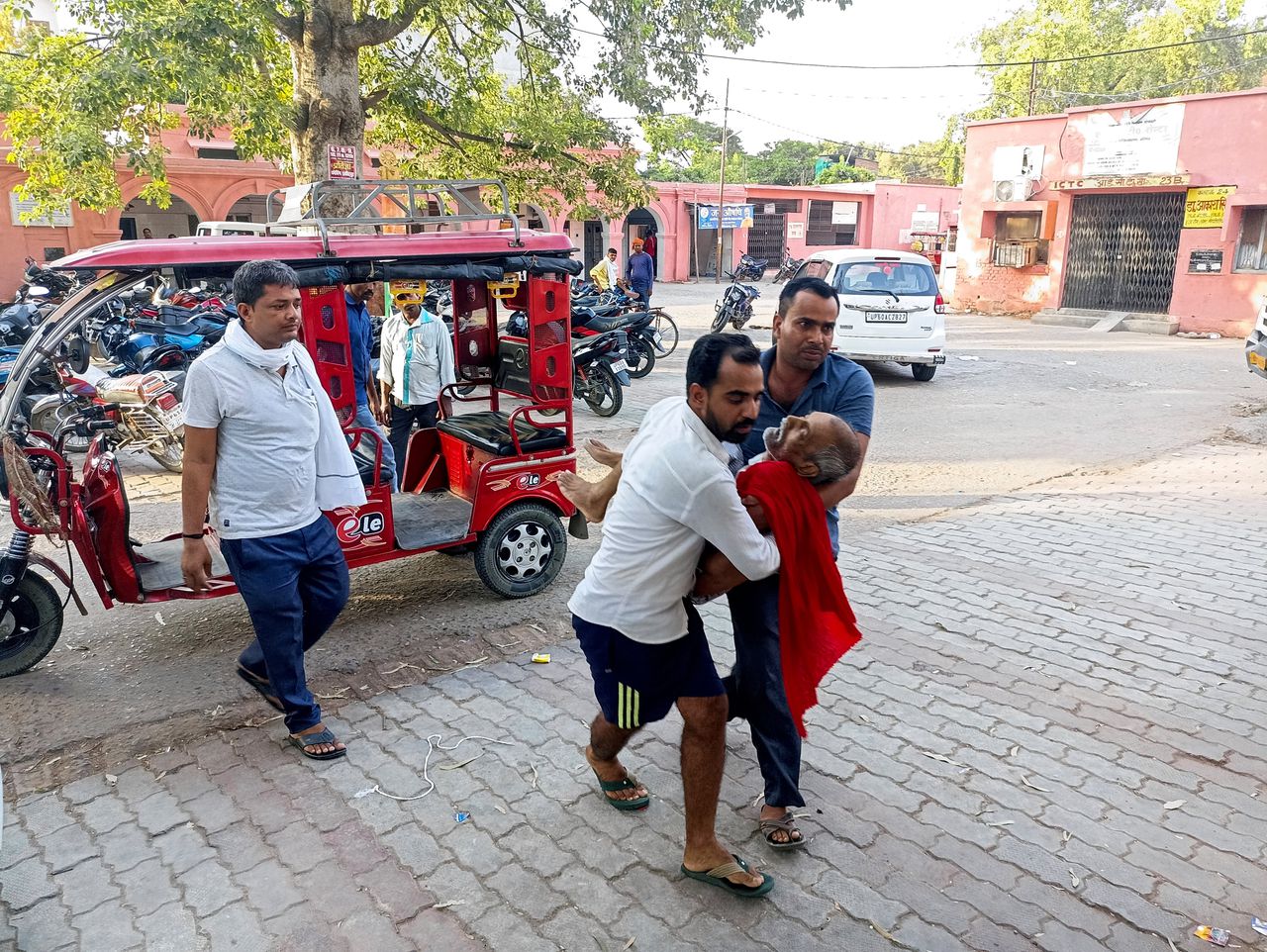 Een oudere man wordt naar een ziekenhuis gebracht in het district Ballia, in de deelstaat Uttar Pradesh.