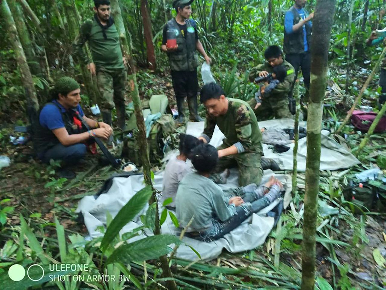 Colombiaanse militairen ontfermen zich over de kinderen die een vliegtuigcrash op 1 mei in de jungle van het land overleefden, nadat zij vrijdag werden gevonden, op een foto van de Colombiaanse strijdkrachten.