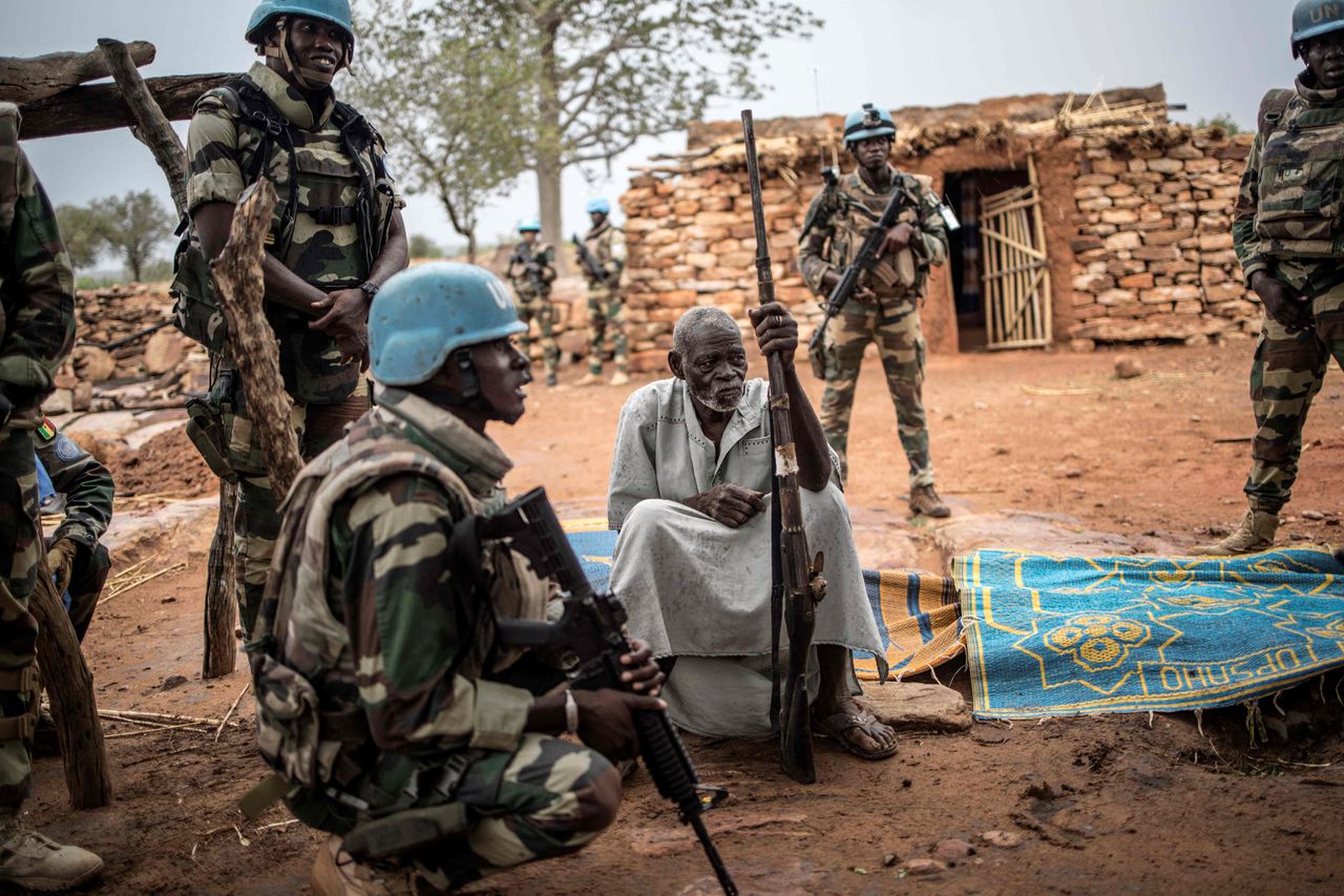 Senegalese blauwhelmen in gesprek met stamhoofd in Centraal-Mali.