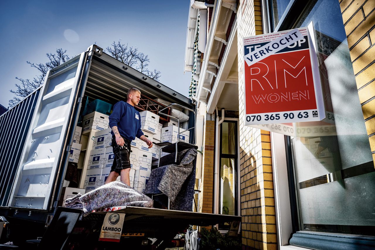 Verhuizers halen een huis leeg omdat de woning is verkocht.