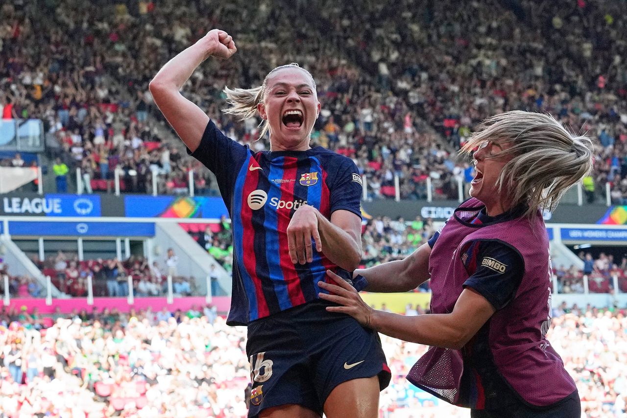 Fridolina Rolfö viert haar treffer, de 3-2, in de spectaculaire finale tussen FC Barcelona en VfL Wolfsburg.