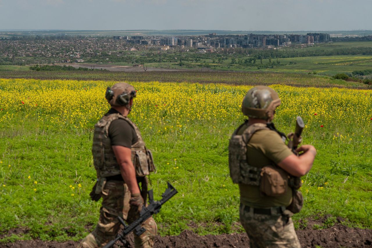 Oekraïense soldaten maandag bij de stad Bachmoet. In de omgeving van het mijnstadje, dat in mei na een maandenlange belegering in Russische handen viel, zijn Oekraïense eenheden de afgelopen dagen weer in de aanval gegaan.