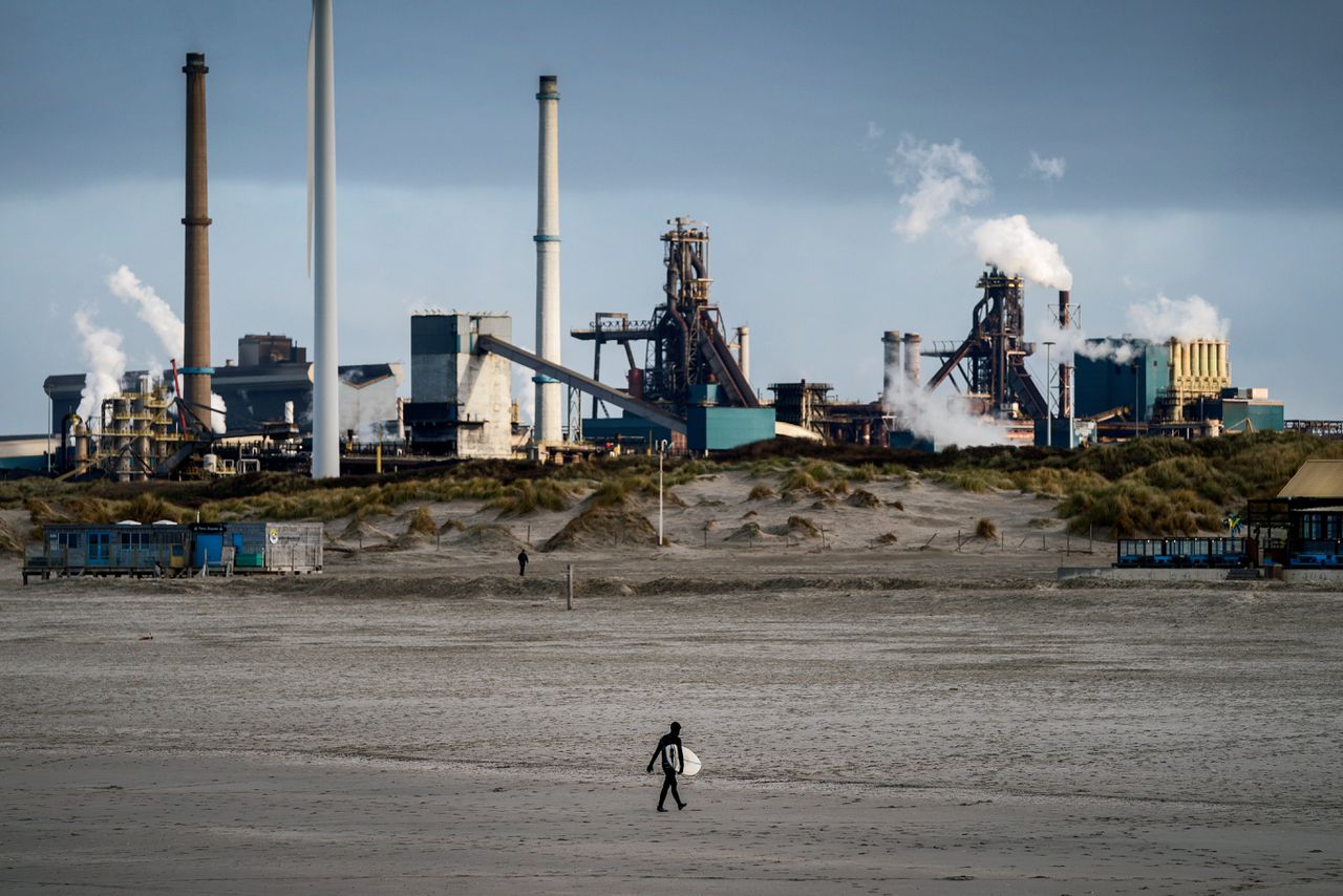 Het complex van Tata Steel bij Wijk aan Zee. Het staalconcern is verantwoordelijk voor 7 procent van de CO2-uitstoot in Nederland.