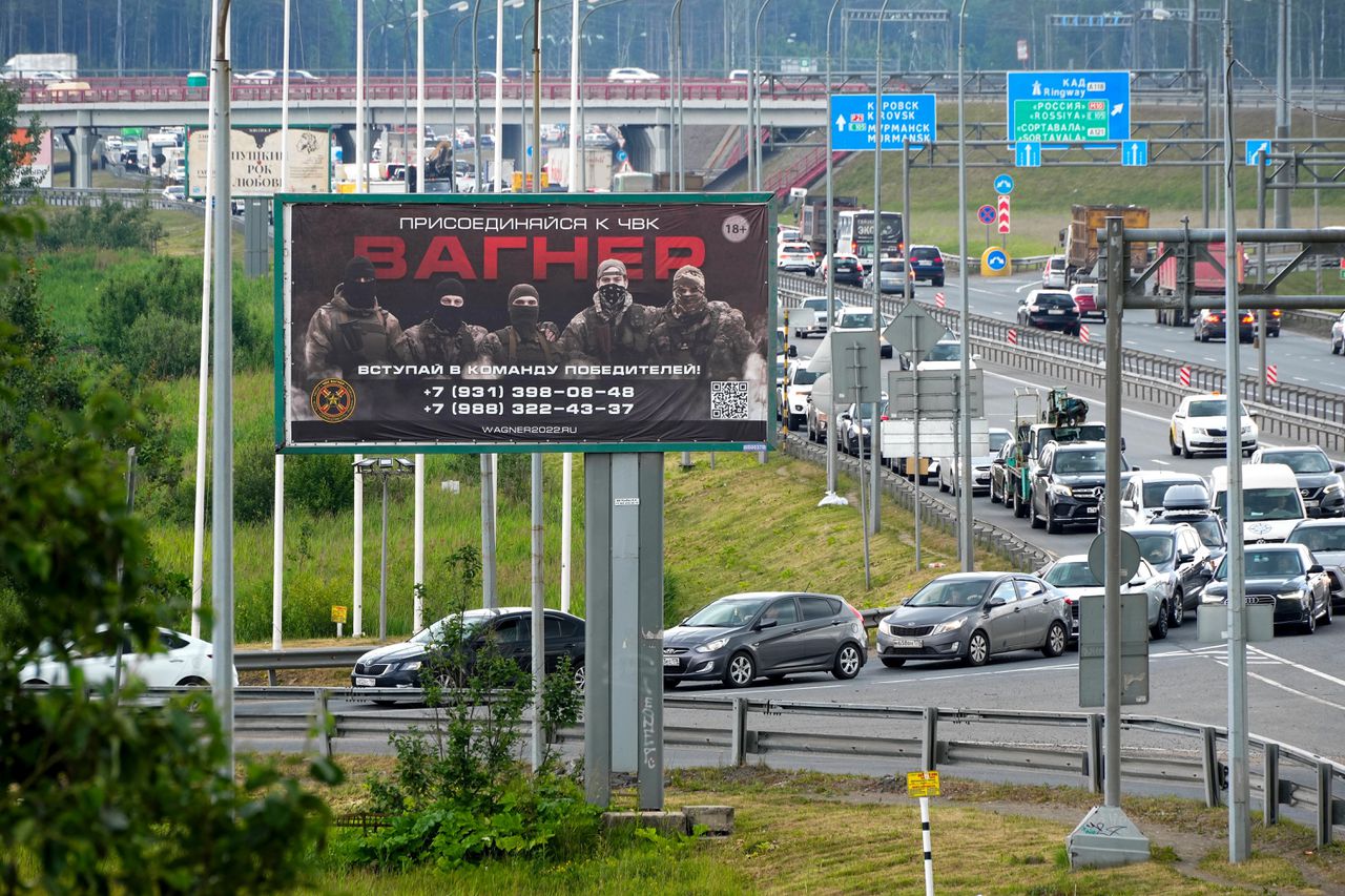 'Sluit je aan bij Wagner', staat er op een reclamebord in de buurt van Sint-Petersburg.